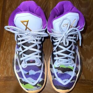 KYRIE INFINITY 'ALUMINUM' Men size 7.5 Women size 8